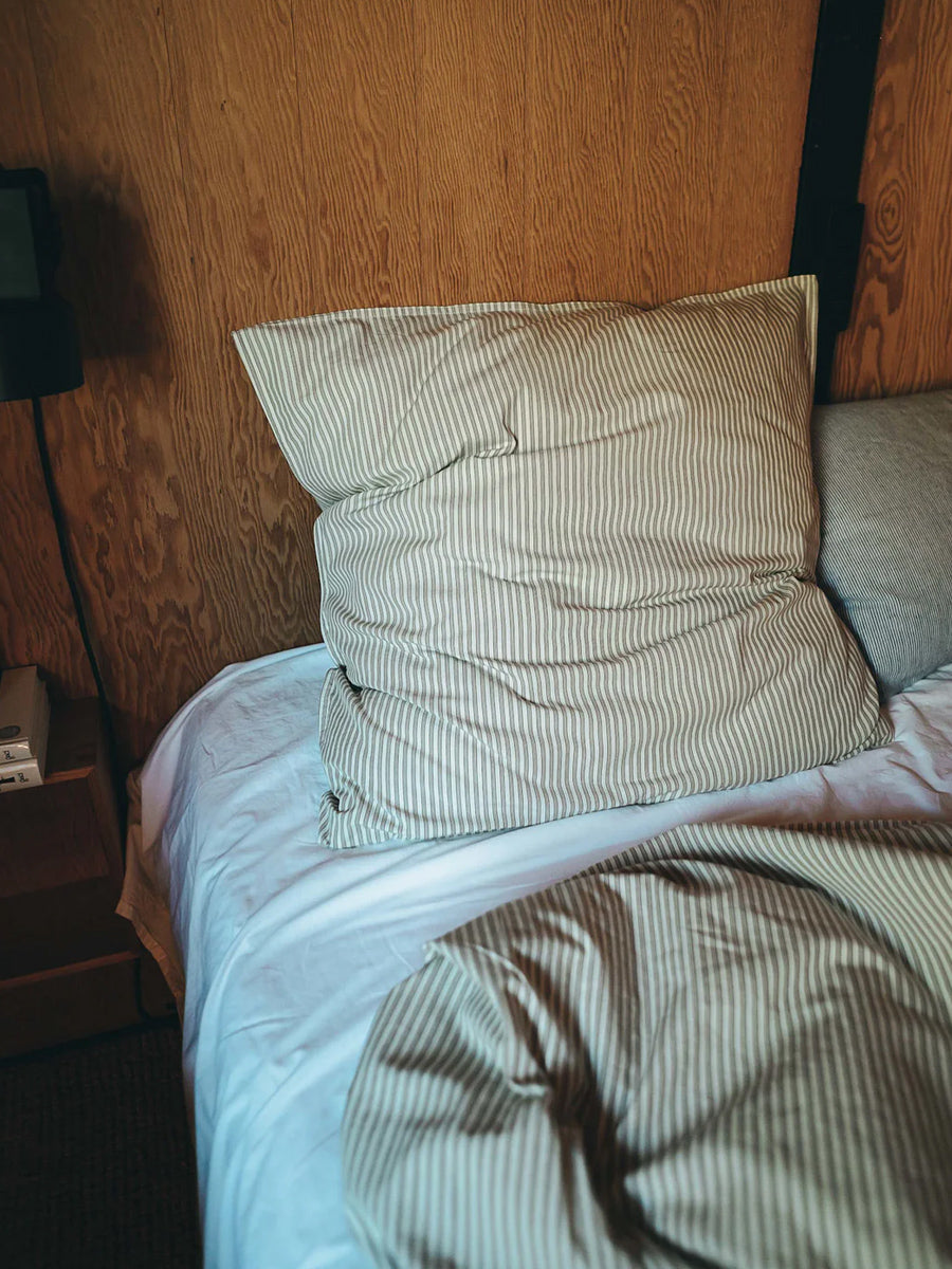 Voksen sengetøj fra Studio Feder (140 x 200) - Brown Beach Stribe.