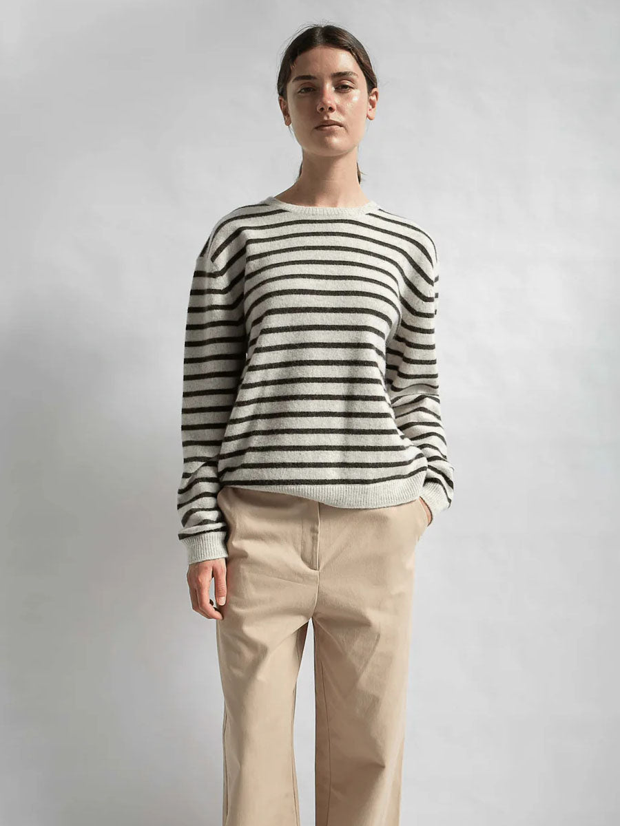 En klassisk strik i luksus garn til mor fra Studio Feder. Plasir Stribe.