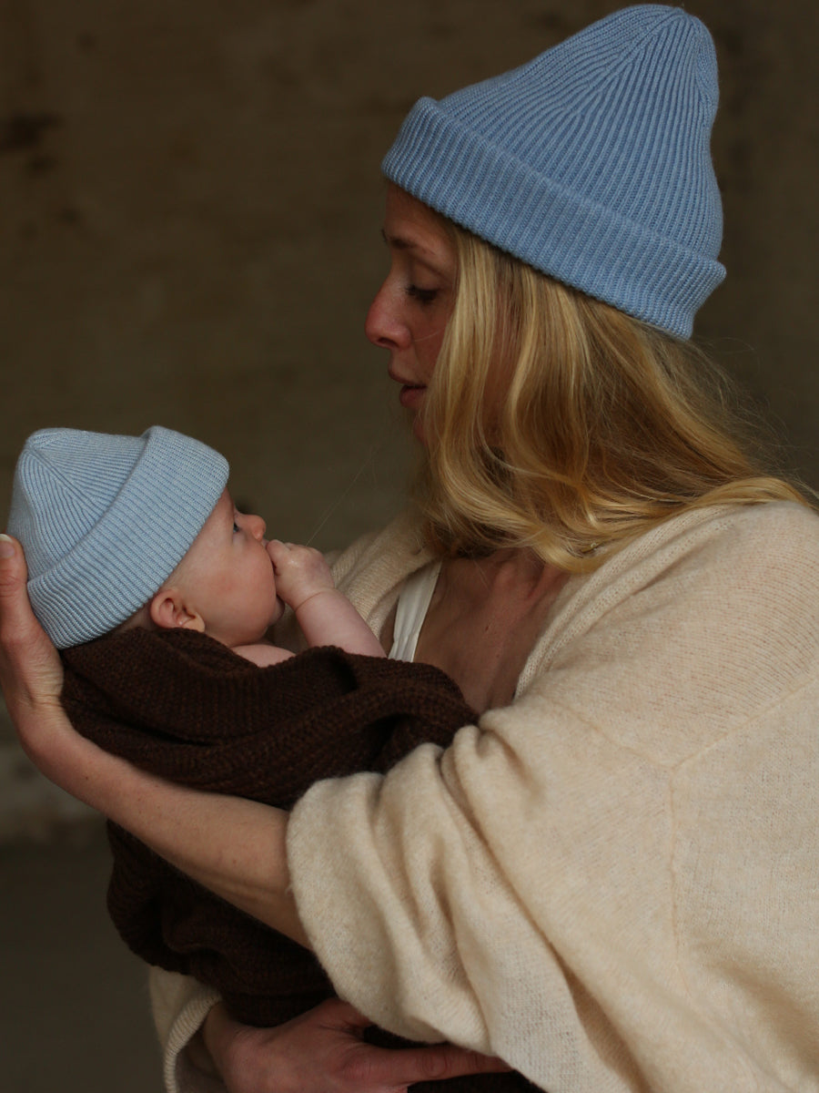 Beanie i merino uld fra Hvid Knitware, Fonzie newborn - Sky.