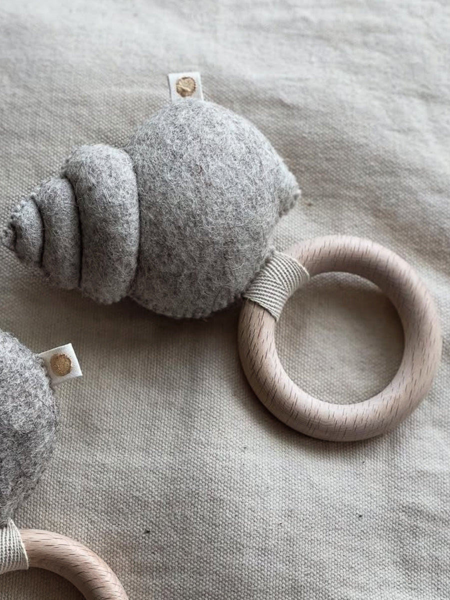 Håndlavet og unik rangle med konkylie fra danske Filtkuglen.