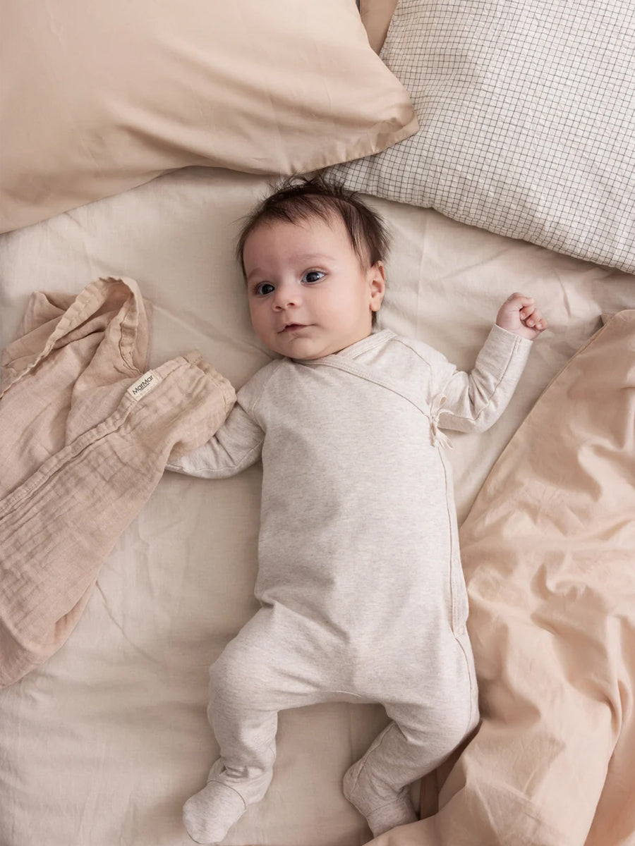 Newborn heldragt fra MarMar - Light Beige Melange.