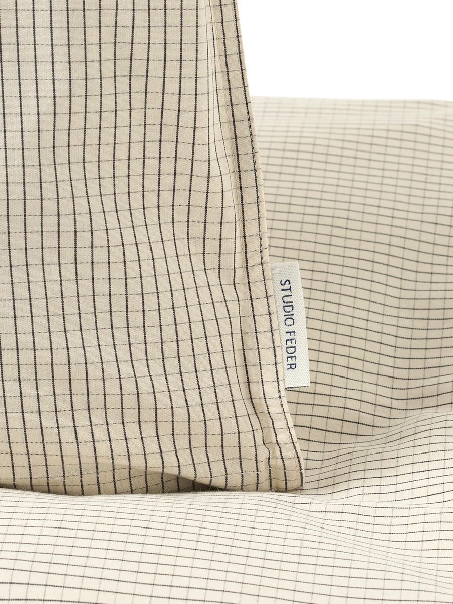 Baby sengetøj fra Studio Feder - Creme Black Plaid.
