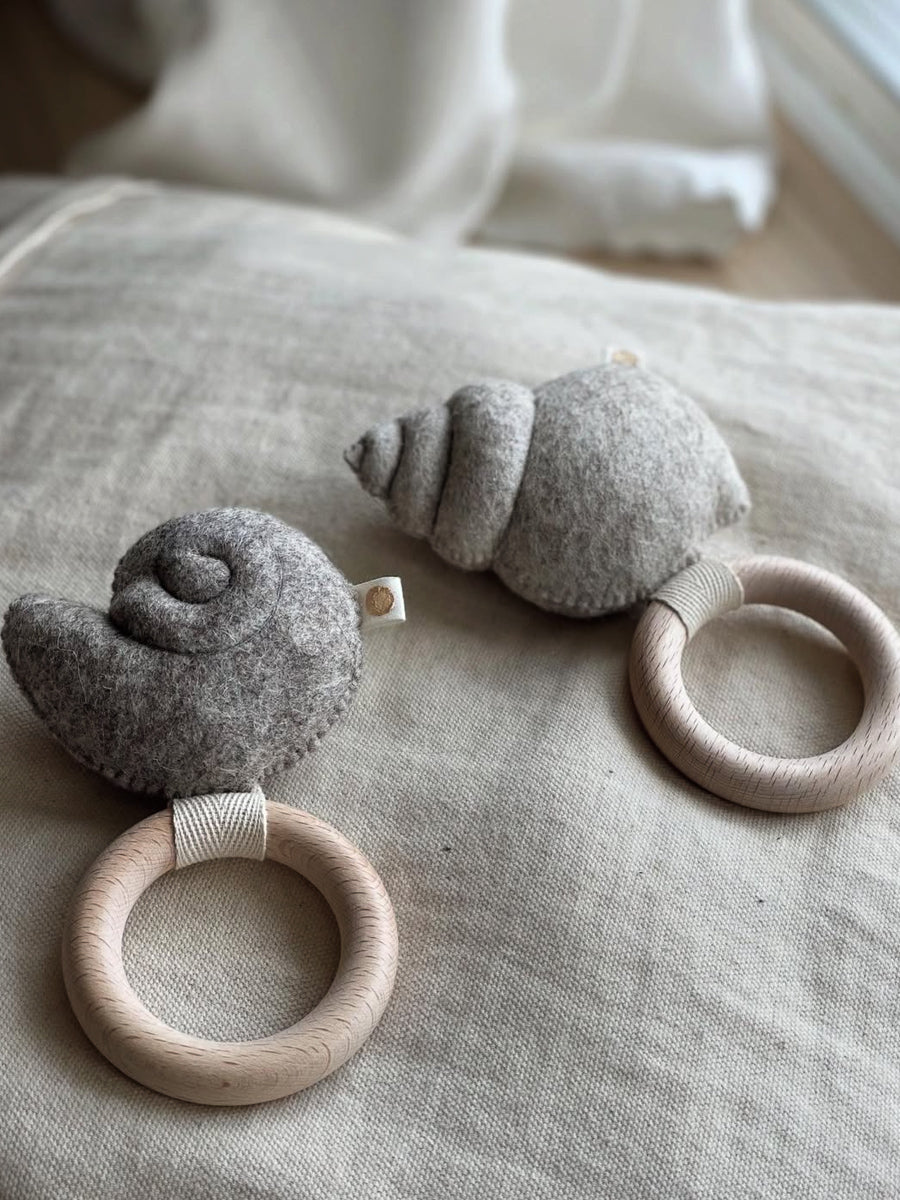 Håndlavet og unik rangle med konkylie fra danske Filtkuglen