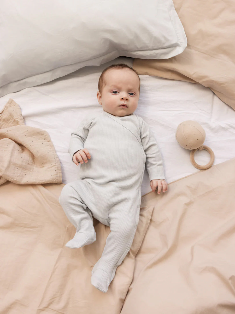 Newborn heldragt i pointelle rib fra MarMar, Morning Dew
