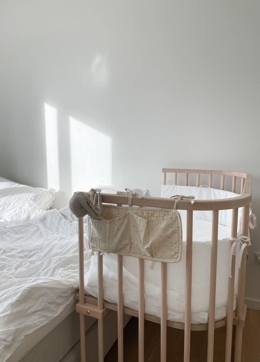Bedside crib fra Babybay - Boxspring (høj og bred)