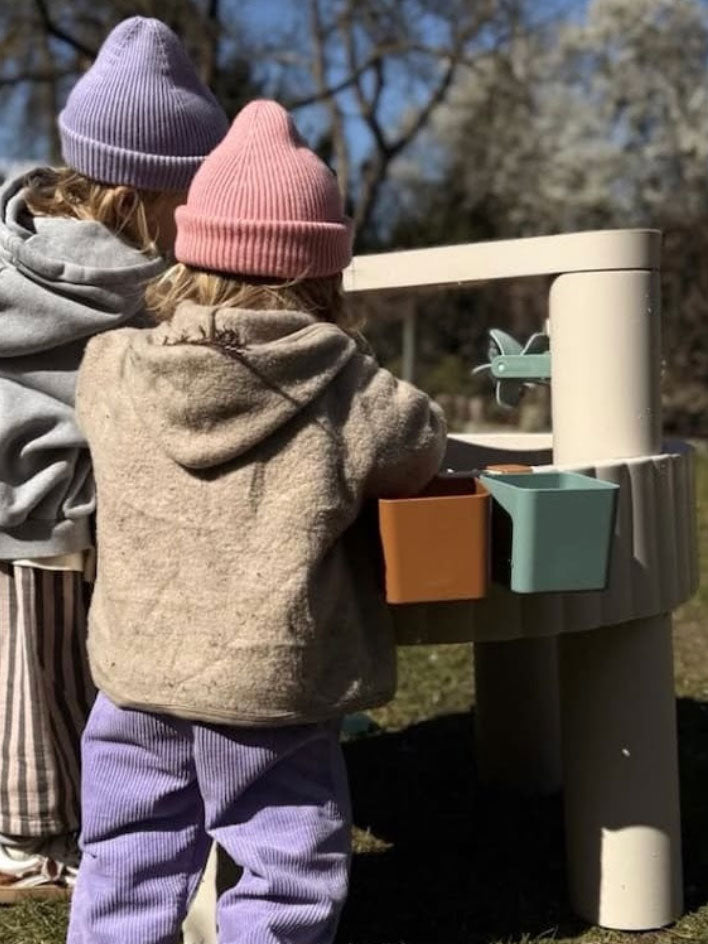 Liewood aktivitetsbord og huer fra Hvid