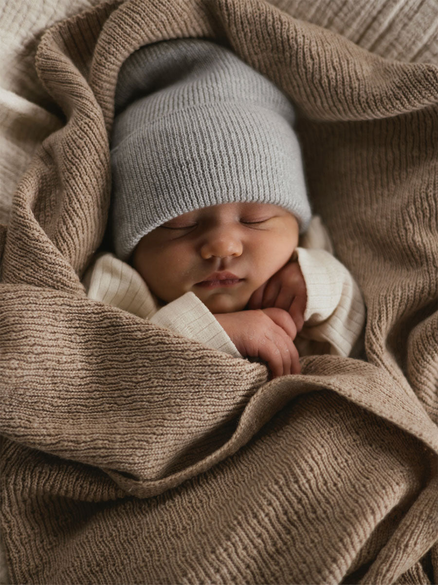 Beanie i merino uld fra Hvid Knitware, Fonzie newborn - Pebble