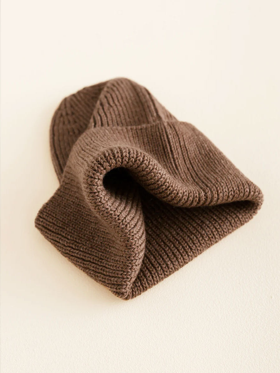 Fonzie beanie i merino uld fra Hvid Knitware, - Mocha