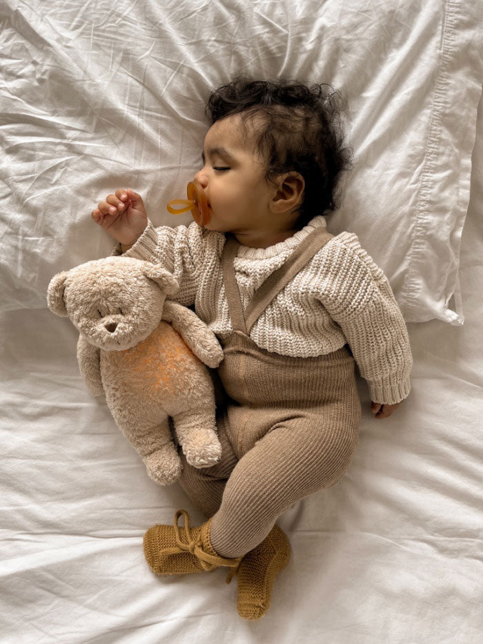 Bamsen fra Moonie får din baby til at falde til ro med beroligende lys og lyd.