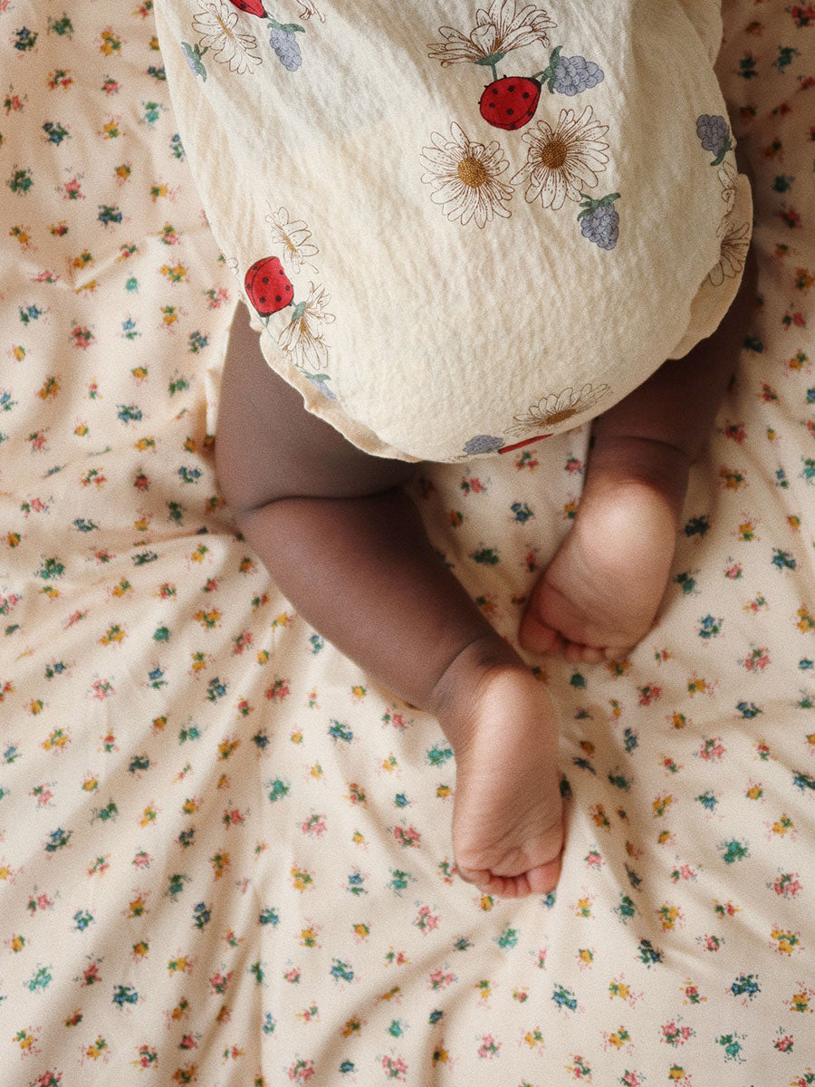 Babysengetøj fra Konges Sløjd - Bloomie Blush