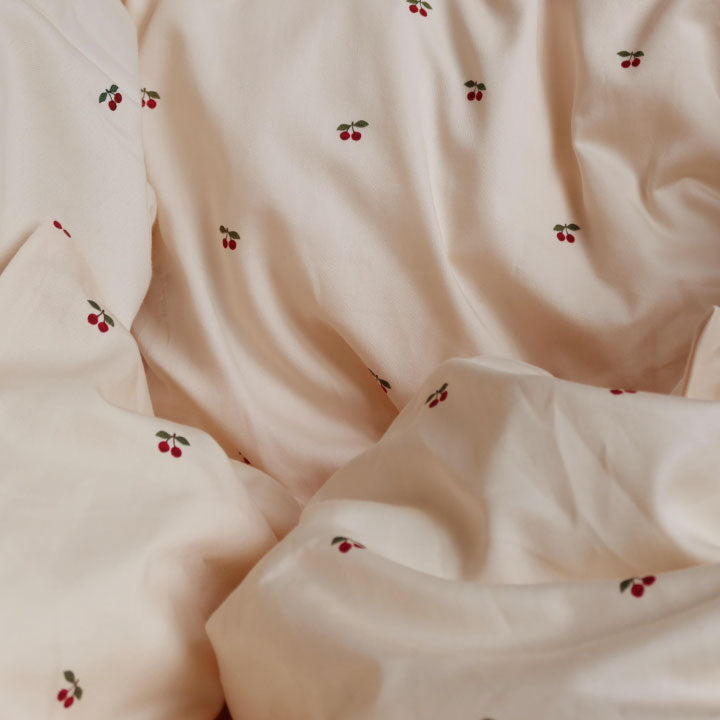 Baby sengetøj fra Konges Sløjd - Cherry med rosa bund