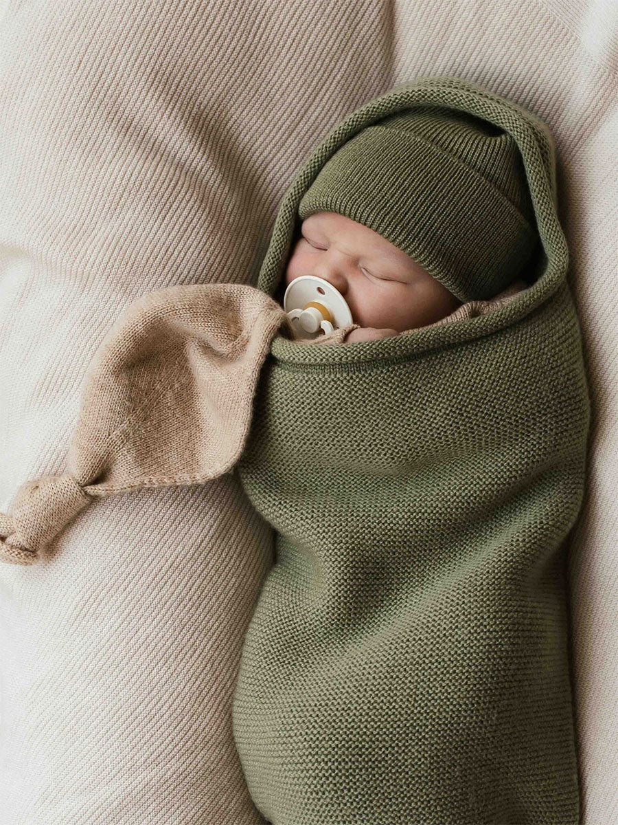 Artichoke sovepose og newborn Beanie fra Hvid Knitware