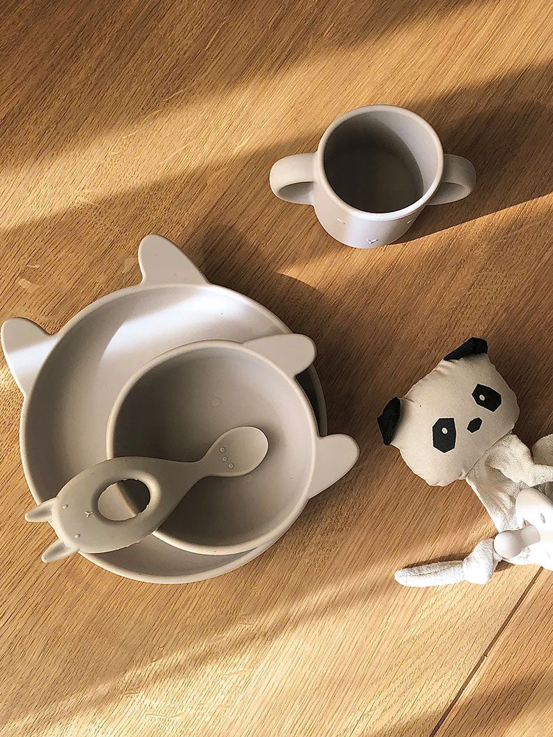 Charmerende spisesæt i blød silikone fra danske Liewood.