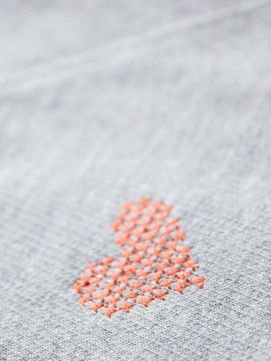 DANSKK sweatshirt med broderet hjerte