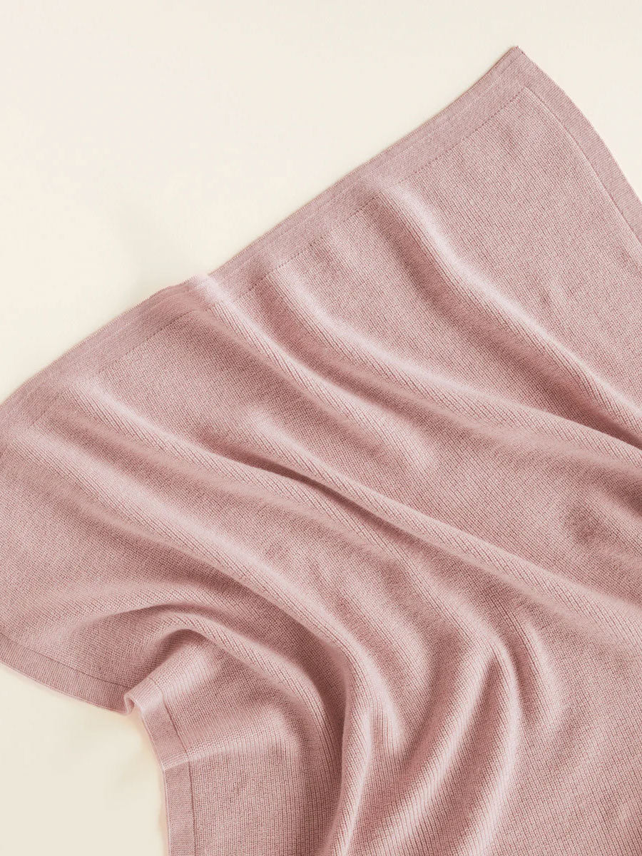 Babytæppe i merinould fra Hvid Knitware - Felix Powder