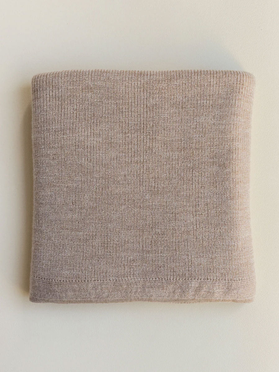 Babytæppe i merino uld fra Hvid Knitware - Felix Sand