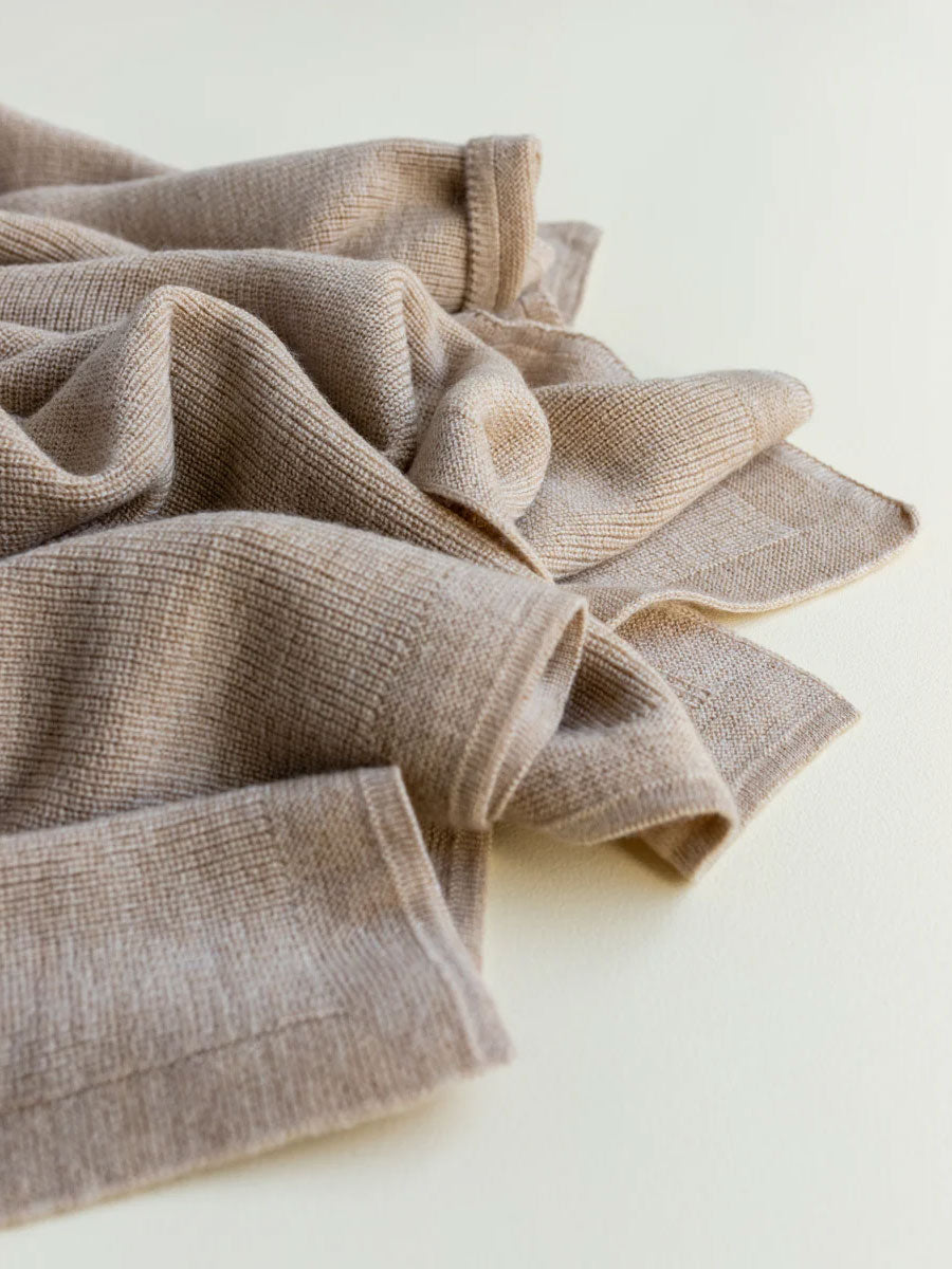 Felix babytæppe i merino uld fra Hvid Knitware - Sand