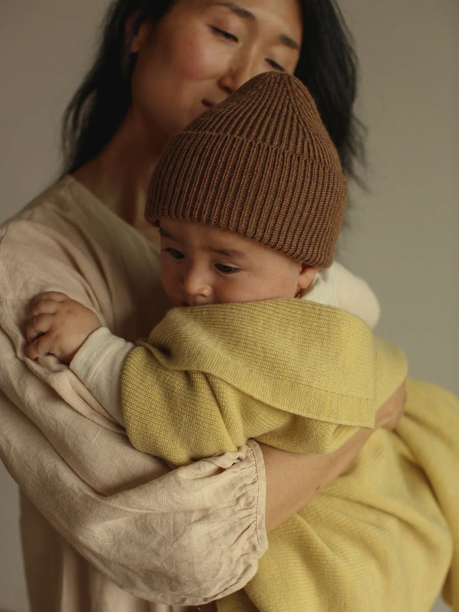 Babytæppe og Fonzie beanie i merinould fra Hvid - Felix Light Yellow og Mocha