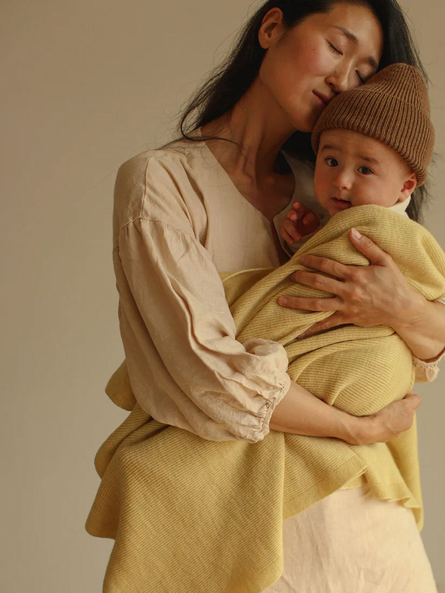 Babytæppe og Fonzie beanie i merino uld fra Hvid Knitware - Felix Lysegul og mokka