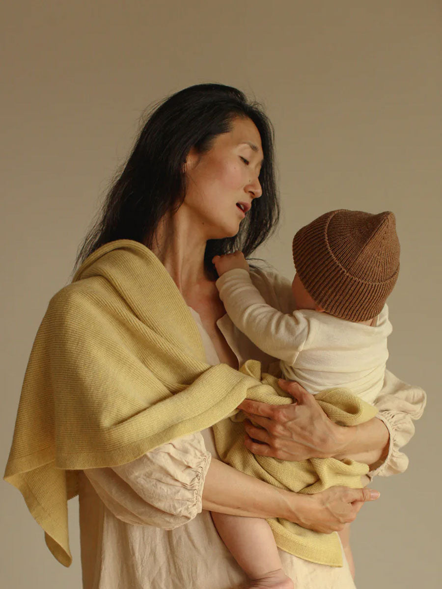 Felix babytæppe og Fonzie beanie i merino uld fra Hvid Knitware - Light Yellow og Mocha