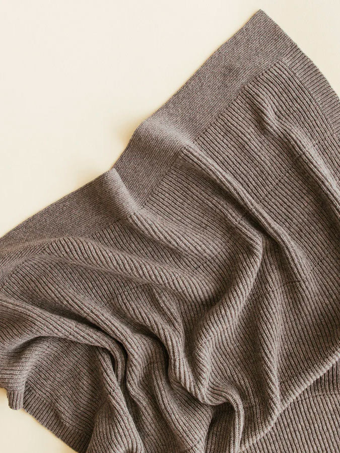 Gaston tæppe fra Hvid Knitware - Stone