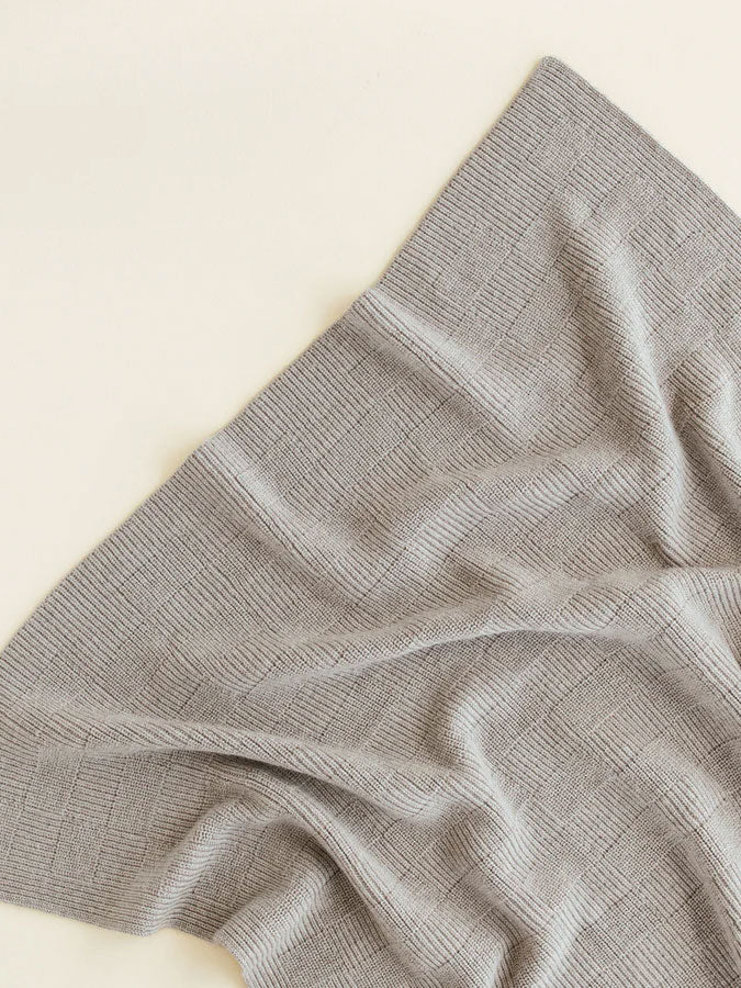 Babytæppe i merinould fra Hvid Knitware - Ivy Pebble