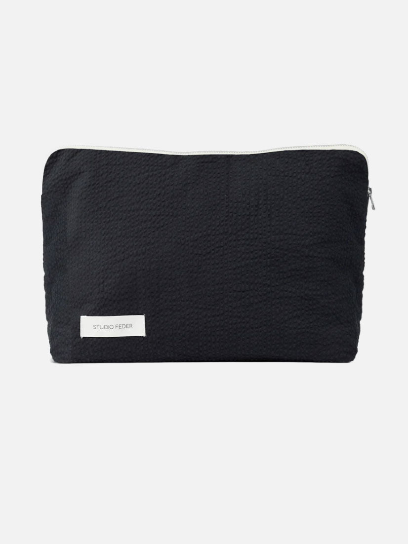 Toilettaske fra Studio Feder, Seersucker - Sort