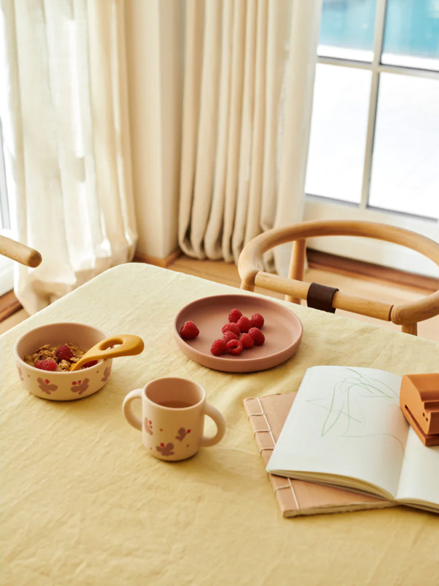 Spisesæt i silikone fra Liewood - Butterfly / Apple blossom.