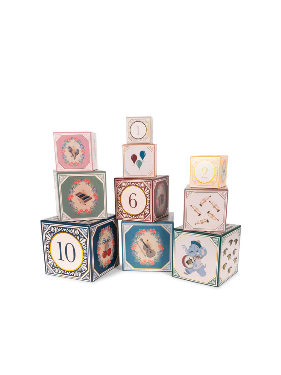 Fine stabelkasser til børneværelset fra danske Konges Sløjd.