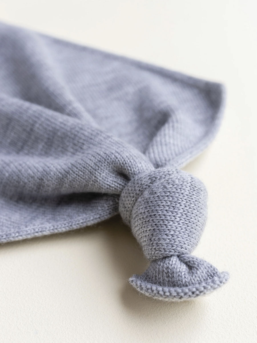 Nusseklud i merino uld fra Hvid Knitware - Grey Melange.