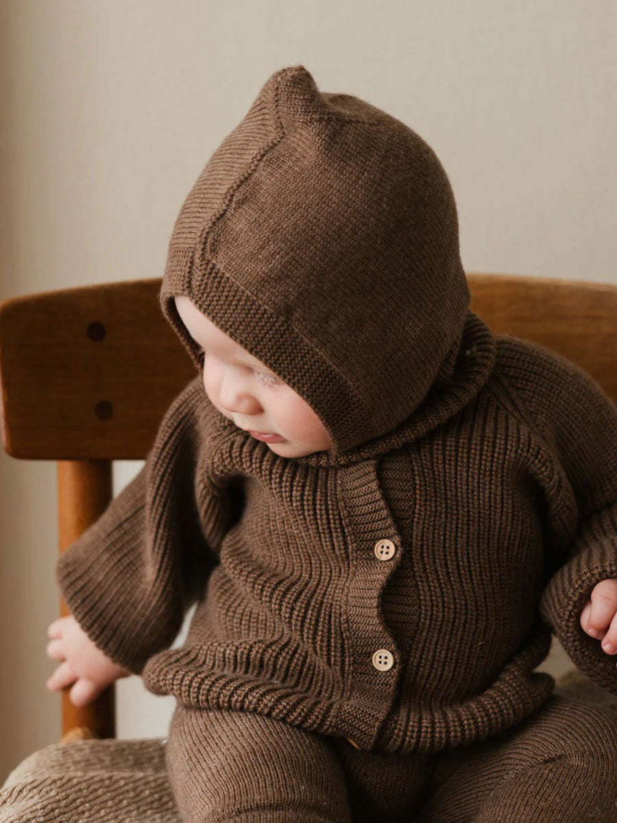 Elefanthue i merino uld fra Hvid Knitware - Mocha-miljø.