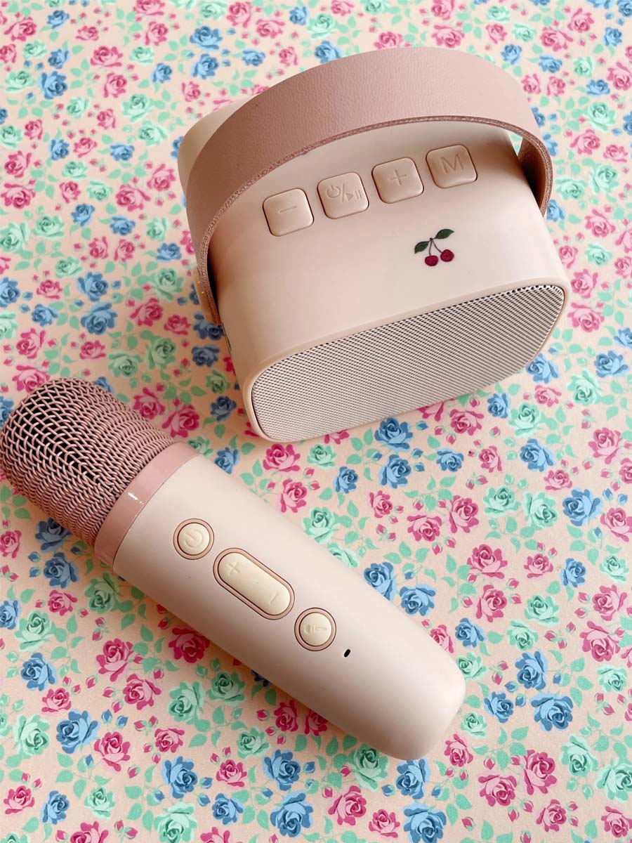 Sjovt karaokesæt med højtaler og mikrofon fra Konges Sløjd.