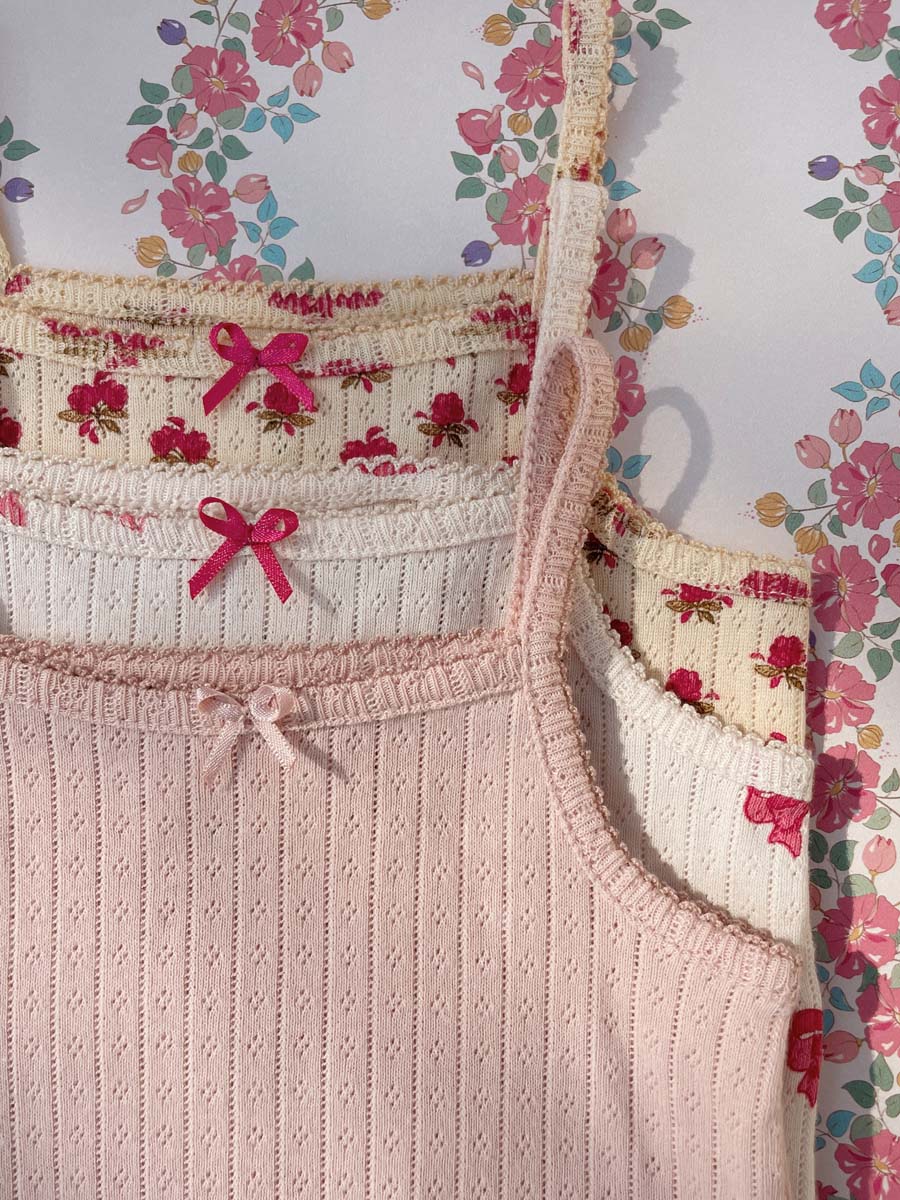 Sød bodystocking uden ærmer og med hulmønster.