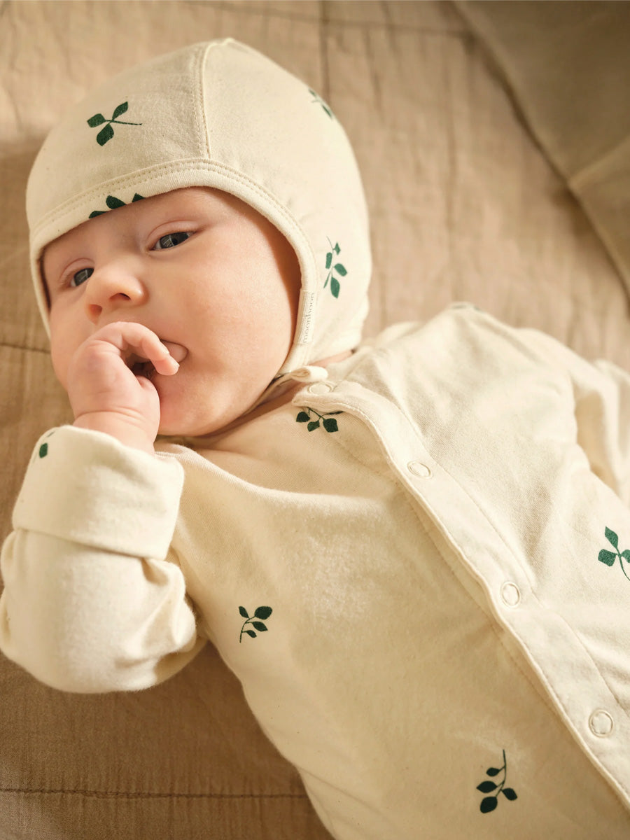 Babygavesæt med sparkedragt og hue fra Moonboon - Leaf.