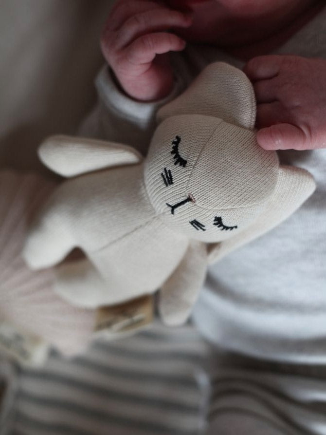 Sød kanin i strik til de mindste fra danske Konges Sløjd.