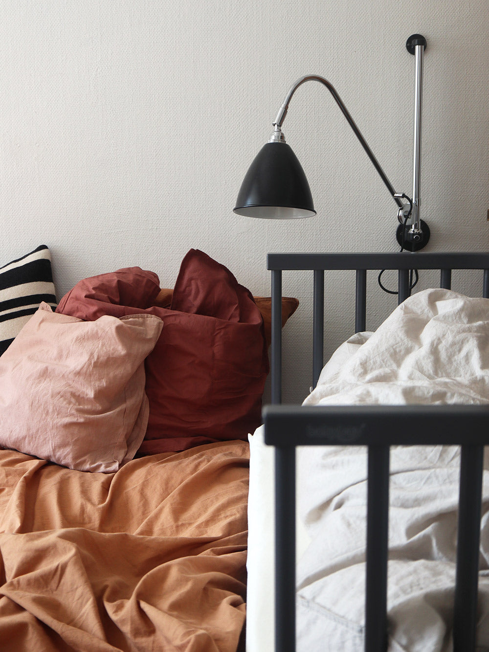 Grå bedside crib fra Babybay