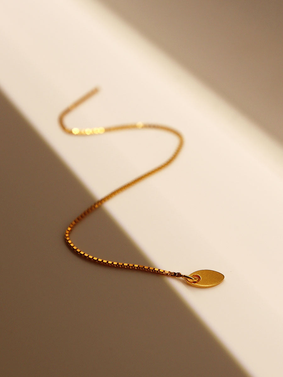 Elegant ørekæde med et forgyldt blad fra danske by Thiim.