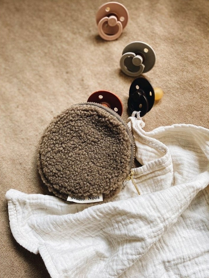 Cool lille pung fra Studio Noos - Walnut