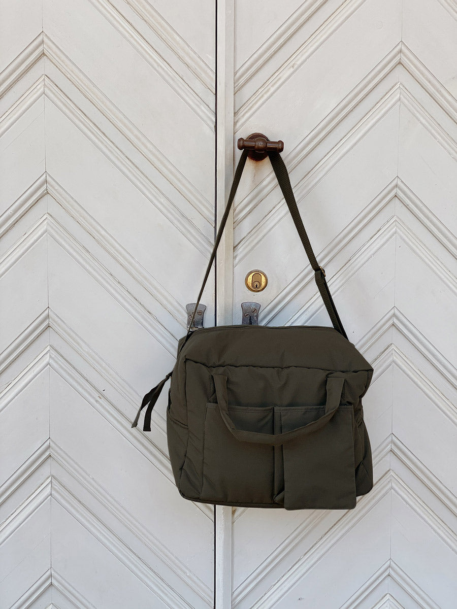 Stor og praktisk pusletaske med pusleunderlag fra Konges Sløjd.