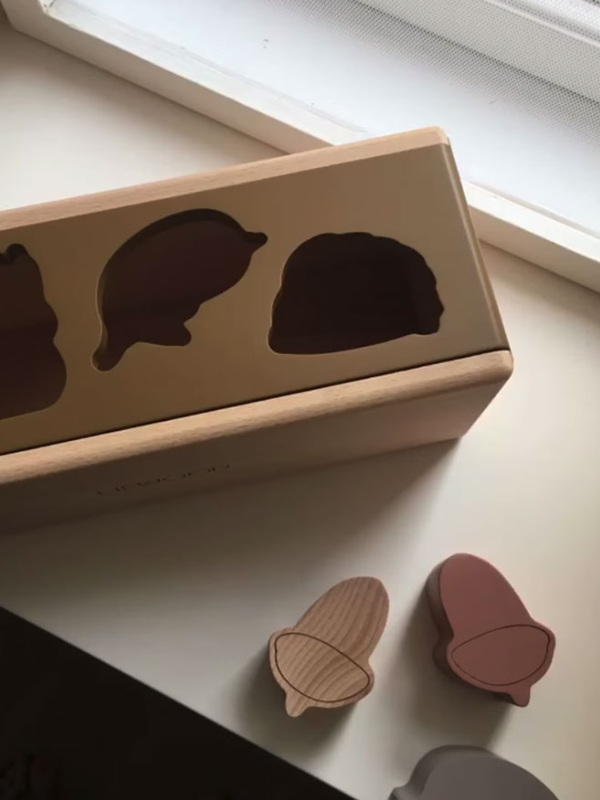 Charmerende puttekasse i træ fra danske Liewood.