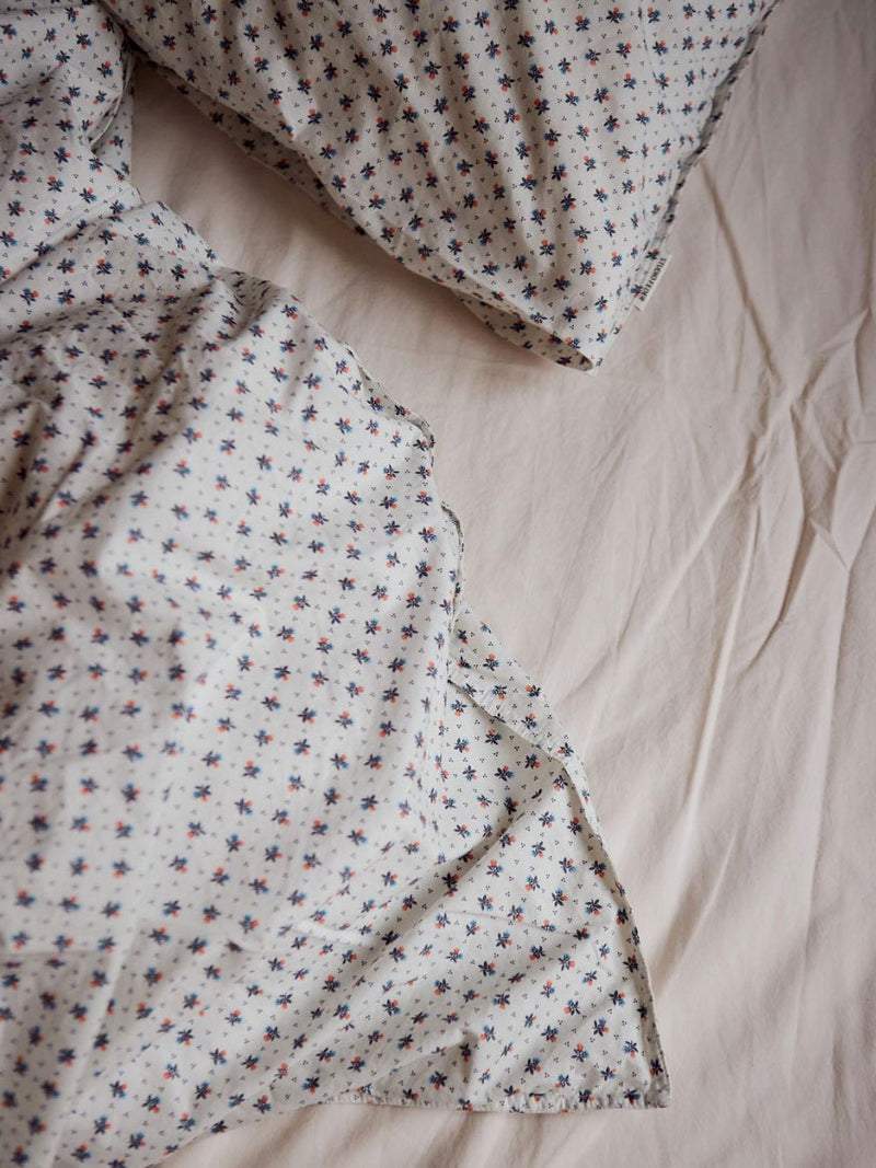 Baby sengetøj fra Studio Feder - Scarlet Ecru