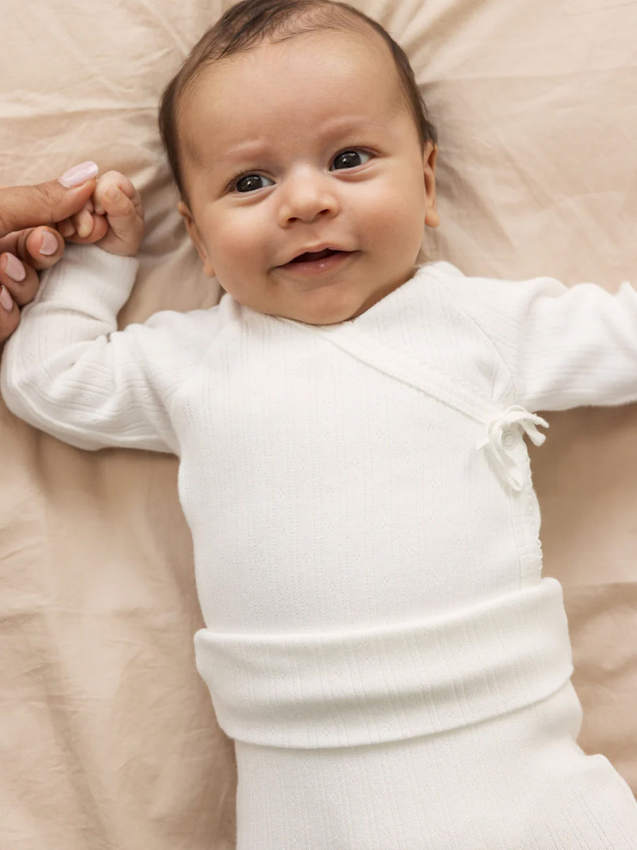 Newborn body fra MarMar i pointelle, Gentle white.