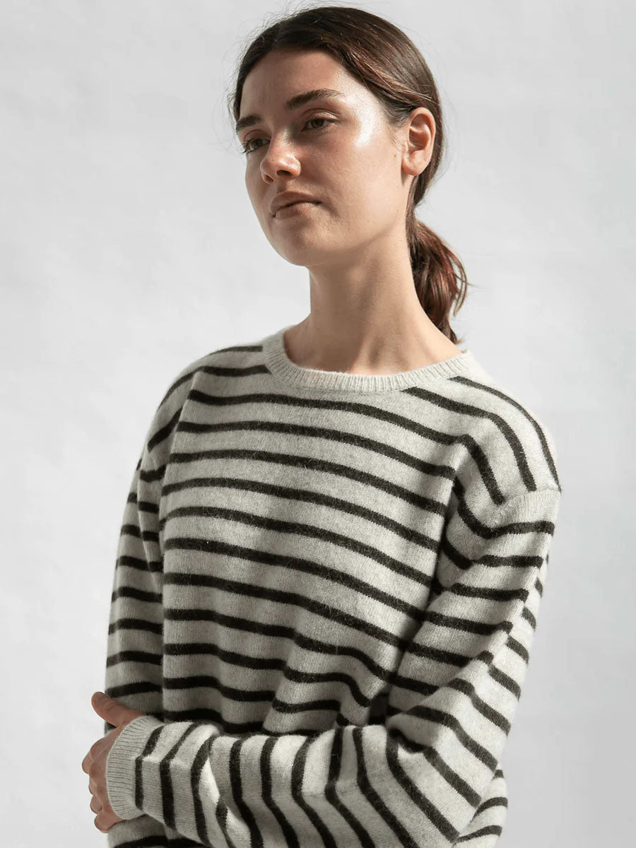 En klassisk strik i luksus garn til mor fra Studio Feder , Plasir Stribe