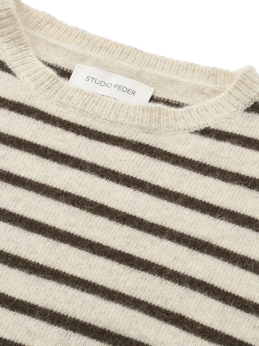 En klassisk strik i luksus garn til mor fra Studio Feder - Plasir Stribe.