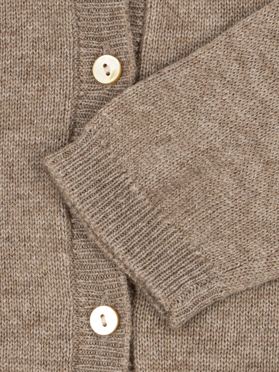 Cardigan i blød kasmiruld fra Konges Sløjd - Light Brown.