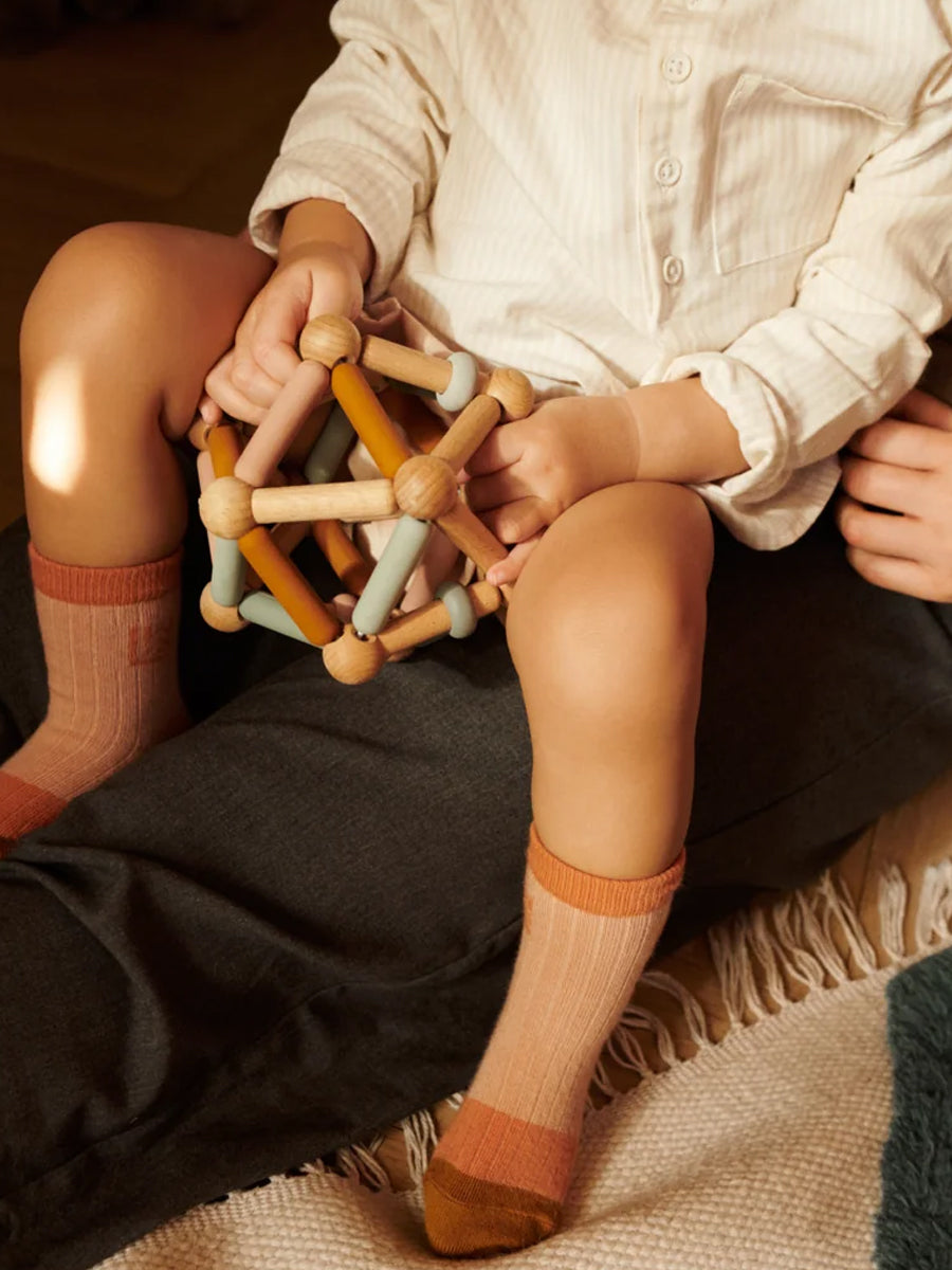 Motorikbold til baby fra Liewood - Mustard multi mix.