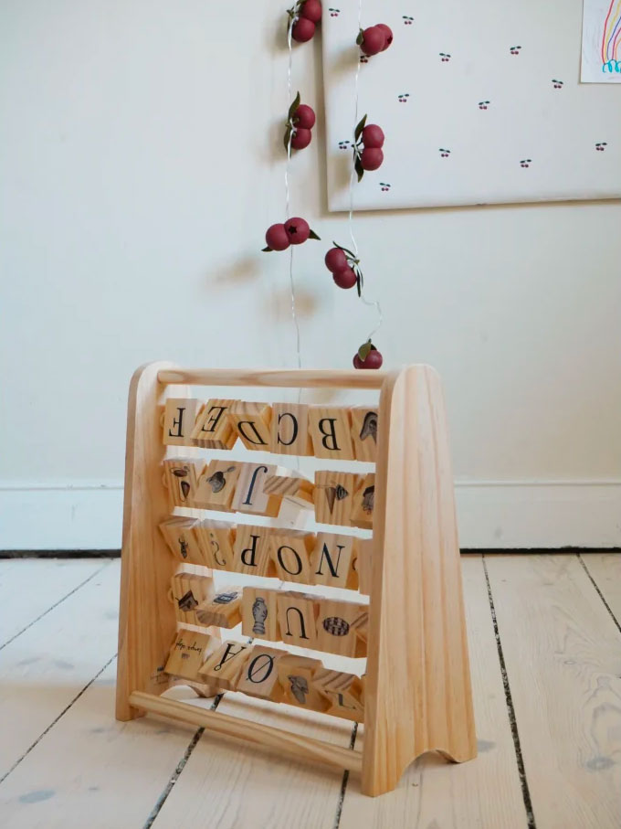 Alfabetramme fra danske Konges Sløjd med søde motiver og bogstaver.