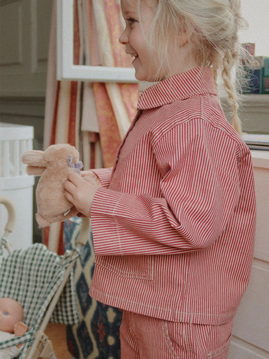 Pige med kaninunge fra Konges Sløjd - Brown Bunny