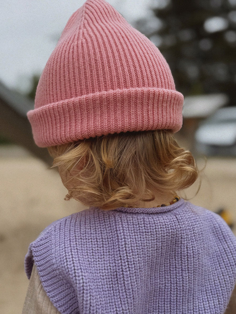 Beanie i merino uld fra Hvid Knitware, Fonzie, Bubblegum