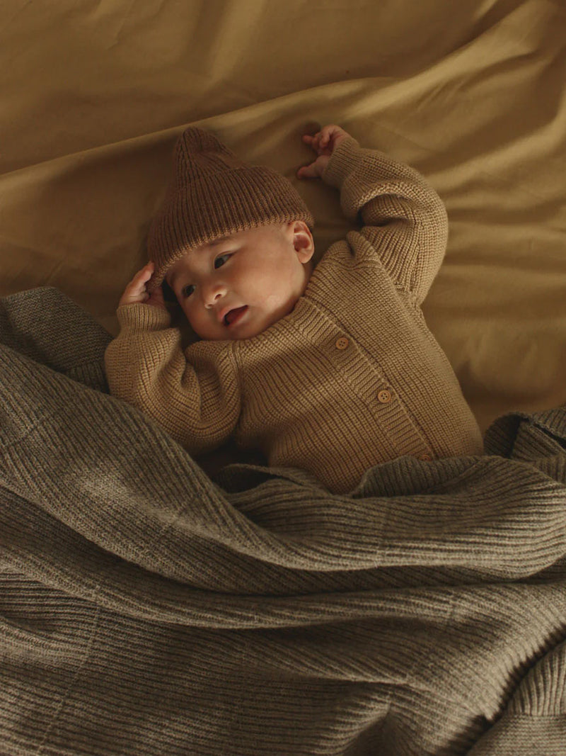 Fonzie beanie i merinould fra Hvid Knitware, - Mocha